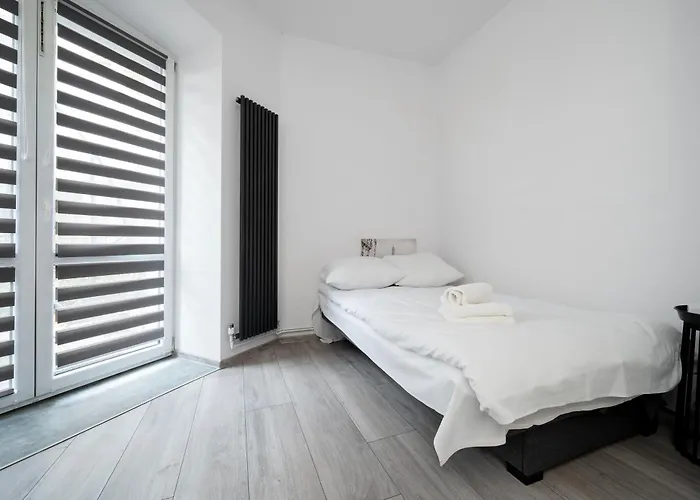 Park Zrodliska With Garden By Bookinghost 公寓